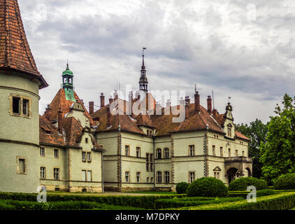 Schonborn Palace dans Chynadiyovo, Carpates, l'Ukraine. Schonborn Palace, l'ancienne résidence et de relais de chasse des Comtes Schonborn, sanatorium maintenant Banque D'Images