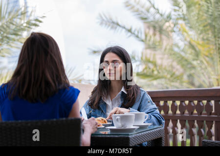 Deux femmes ayant le petit déjeuner et café à Madinat Jumeirah Dubai UAE Banque D'Images