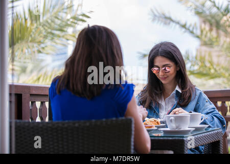Deux femmes ayant le petit déjeuner et café à Madinat Jumeirah Dubai UAE Banque D'Images
