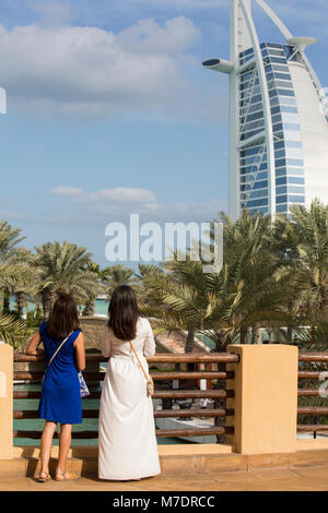Les touristes à Madinat Jumeirah Dubai UAE Banque D'Images