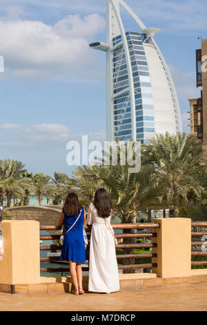 Les touristes à Madinat Jumeirah Dubai UAE Banque D'Images