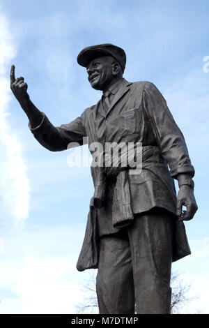 La statue d'Oiseau Dickie dans Barnsley, qui a été créé par Graham Ibbeson. Banque D'Images