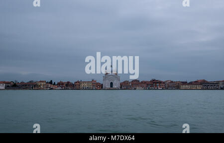 Vue panoramique de la Giudecca prises à partir de la lagune à la tombée de la nuit sur l'apparence d'un jour d'hiver, montrant de l'Église Santissimo Redentore dans le centre. Banque D'Images