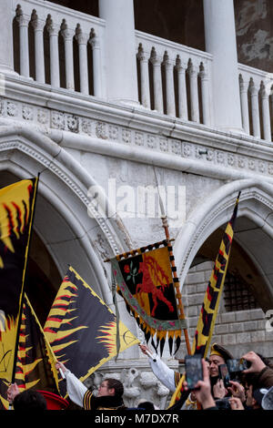 Drapeaux d'être agité à la Parade des Maries (Festa dell Marie). Cortège historique à travers Venise, à la place St Marc Banque D'Images