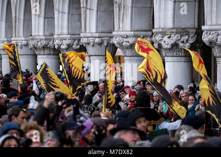 Drapeaux d'être agité à la Parade des Maries (Festa dell Marie). Cortège historique à travers Venise, à la place St Marc Banque D'Images