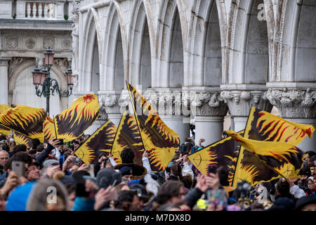 Drapeaux d'être agité à la Parade des Maries (Festa dell Marie). Cortège historique à travers Venise, à la place St Marc Banque D'Images