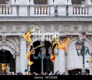 Drapeaux d'être agité à la Parade des Maries (Festa dell Marie). Cortège historique à travers Venise, à la place St Marc Banque D'Images