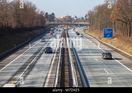 FUERTH / ALLEMAGNE - mars 4, 2018 : le trafic sur l'autoroute allemande 73 près de Fürth, Allemagne Banque D'Images