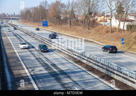 FUERTH / ALLEMAGNE - mars 4, 2018 : le trafic sur l'autoroute allemande 73 près de Fürth, Allemagne Banque D'Images