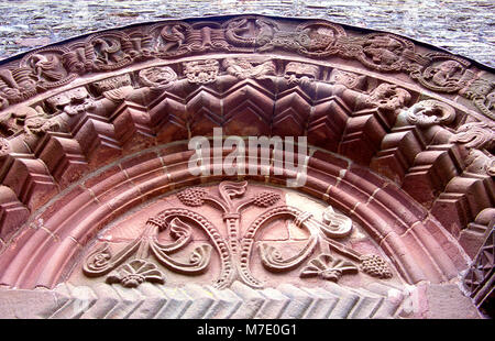 Le tympan au-dessus de la porte sud de l'église paroissiale de Kilpeck St Mary et St David, Herefordshire, Angleterre Banque D'Images