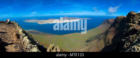 Les gens méconnaissables en admirant une vue à couper le souffle du Mirador del Rio, Lanzarote, Espagne Banque D'Images