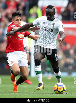 Manchester United, Alexis Sanchez (à gauche) et Liverpool's Sadio Mane bataille pour la balle au cours de la Premier League match à Old Trafford, Manchester. Banque D'Images