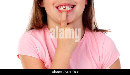 Friendly gril montrant ses dents cassées isolé sur fond blanc Banque D'Images