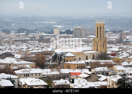 Vue sur Aix-en-Provence et sa cathédrale sous la neige en hiver Provence France Banque D'Images