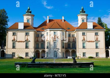 Façade de style Baroque décoratif Bielinski Palace à Otwock Wielki (près de Varsovie) vue d'un parc, Pologne Banque D'Images