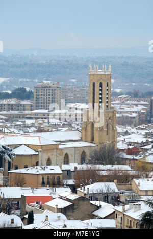 Vue sur Aix-en-Provence et sa cathédrale sous la neige en hiver Provence France Banque D'Images