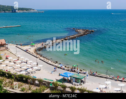 Ciel bleu, plus clair de l'eau de mer, plage, côte de la mer Noire. Balchik, Bulgarie Banque D'Images