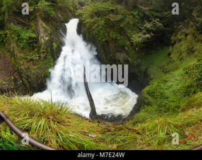 Une cascade sur la Mynach Falls à Devil's Bridge Banque D'Images