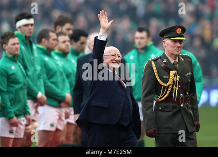 Le président irlandais Michael D. Higgins des vagues à la foule pendant la NatWest correspondent des Six Nations à l'Aviva Stadium de Dublin. Banque D'Images