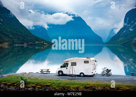 Vacances famille billet RV, vacances voyage en camping-car, caravane location de vacances. Belle Nature Norvège paysage naturel. Banque D'Images