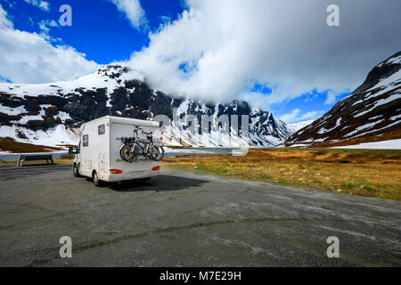 Vacances famille billet RV, vacances voyage en camping-car, caravane location de vacances. Belle Nature Norvège paysage naturel. Banque D'Images