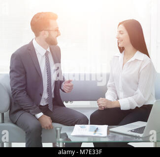 Manager et client à parler dans un bureau moderne Banque D'Images