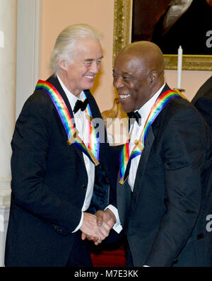 Jimmy Page de Led Zeppelin et Buddy Guy, deux des sept récipiendaires de l'édition 2012 du Kennedy Center Honors, serrer la main, qui se préparent à poser pour une photo à la suite d'un dîner organisé par le secrétaire d'État des États-Unis, Hillary Rodham Clinton au département d'État des États-Unis à Washington, D.C. le samedi, Décembre 1, 2012. Les lauréats 2012 sont Buddy Guy, l'acteur Dustin Hoffman, l'hôte en fin de soirée David Letterman, danseur, Natalia Makarova et le groupe de rock britannique Led Zeppelin (Robert Plant, Jimmy Page et John Paul Jones). Credit : Ron Sachs / CNP /MediaPunch Banque D'Images