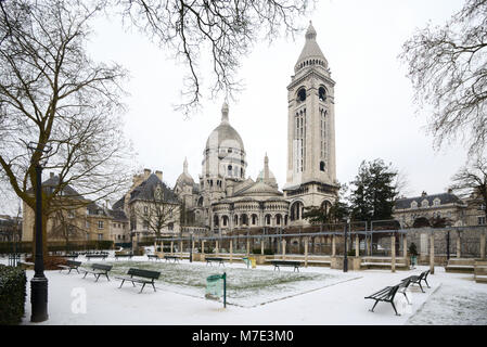 Basilique du Sacré-cœur sous la neige en hiver, Paris, France Banque D'Images
