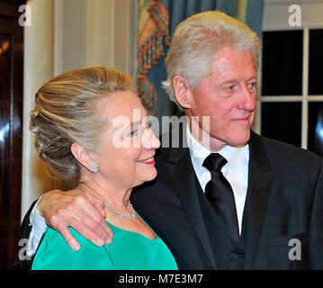 L'ancien Président des États-Unis Bill Clinton et de la secrétaire d'Etat américaine Hillary Rodham Clinton regardent les sept lauréats du Kennedy Center Honors 2012 posent pour une photo à la suite d'un dîner organisé par la secrétaire d'Etat au Département d'État des États-Unis à Washington, D.C. le samedi, Décembre 1, 2012. Les lauréats 2012 sont Buddy Guy, l'acteur Dustin Hoffman, l'hôte en fin de soirée David Letterman, danseur, Natalia Makarova et le groupe de rock britannique Led Zeppelin (Robert Plant, Jimmy Page et John Paul Jones). Credit : Ron Sachs / CNP /MediaPunch Banque D'Images