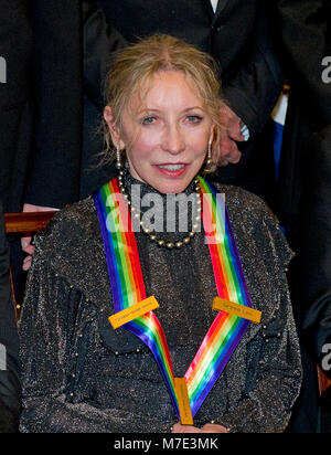 Natalia Makarova, l'un des sept lauréats du 2012 Kennedy Center Honors, pose pour une photo à la suite d'un dîner organisé par le secrétaire d'État des États-Unis, Hillary Rodham Clinton au département d'État des États-Unis à Washington, D.C. le samedi, Décembre 1, 2012. Les lauréats 2012 sont Buddy Guy, l'acteur Dustin Hoffman, l'hôte en fin de soirée David Letterman, danseur, Natalia Makarova et le groupe de rock britannique Led Zeppelin (Robert Plant, Jimmy Page et John Paul Jones). Credit : Ron Sachs / CNP /MediaPunch Banque D'Images