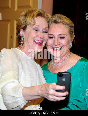 Meryl Streep prend une photo d'elle-même avec la secrétaire d'État des États-Unis, Mme Hillary Rodham Clinton, après un dîner en l'honneur des sept lauréats 2012 du Kennedy Center Honors au département d'État des États-Unis à Washington, D.C. le samedi, Décembre 1, 2012. Les lauréats 2012 sont Buddy Guy, l'acteur Dustin Hoffman, l'hôte en fin de soirée David Letterman, danseur, Natalia Makarova et le groupe de rock britannique Led Zeppelin (Robert Plant, Jimmy Page et John Paul Jones). Credit : Ron Sachs / CNP /MediaPunch Banque D'Images