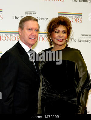 Ancien Secrétaire de la Défense William Cohen et son épouse, Janet, arrivent pour le dîner officiel de l'artiste en l'honneur des lauréats du Kennedy Center Honors 2012 organisé par la secrétaire d'État américaine Hillary Rodham Clinton au département d'État des États-Unis à Washington, D.C. le samedi, Décembre 1, 2012. Les lauréats 2012 sont Buddy Guy, l'acteur Dustin Hoffman, l'hôte en fin de soirée David Letterman, danseur, Natalia Makarova et le groupe de rock britannique Led Zeppelin (Robert Plant, Jimmy Page et John Paul Jones). Credit : Ron Sachs / CNP /MediaPunch Banque D'Images