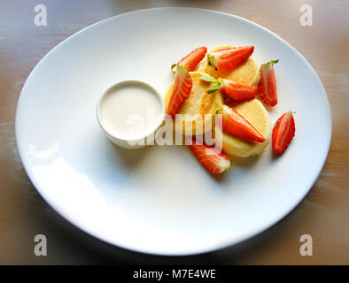 Photo d'une macro de délicieux gâteaux au fromage aux fraises sur une journée ensoleillée Banque D'Images