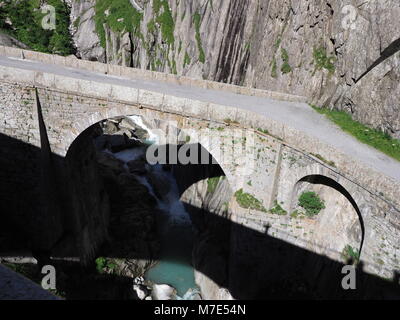 Teufelsbruecke alpins du Saint-Gothard, Devil's Road au-dessus de la rivière Reuss près de Andermatt ville suisse, montagnes Rocheuses en 2017 paysage paysage Banque D'Images