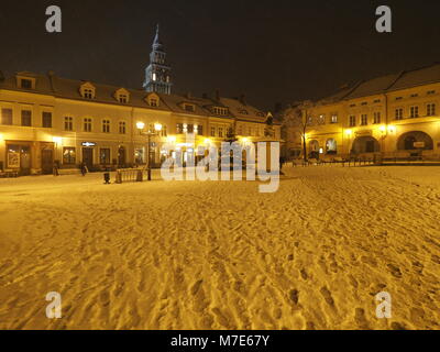 Bielsko-Biala, POLOGNE EUROPE sur Novembre 2017 : place principale de centre-ville historique avec de vieux bâtiments, lampadaires et tour de la cathédrale Saint-Nicolas Banque D'Images