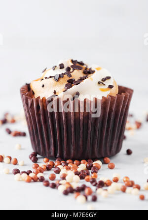 Muffin cupcake caramel douce avec caramel et chocolat sur fond de marbre Banque D'Images