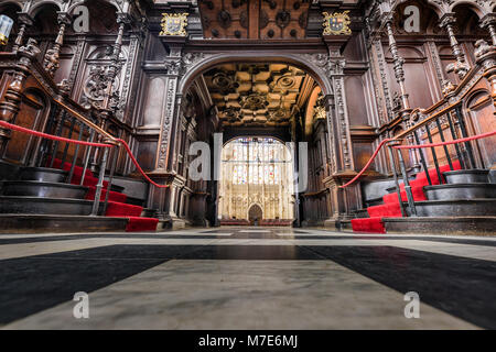 Le portail de l'écran en bois de chêne sombre entre le chœur et l'ante-chapelle (NEF) dans la chapelle du King's College, Université de Cambridge, en Angleterre. Banque D'Images