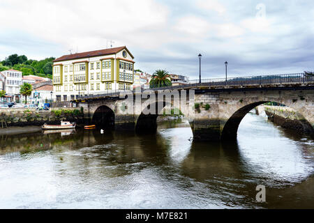 Pont romain sur la Ria de Betanzos avec un fort courant et au milieu d'une ville en Galice, Espagne Banque D'Images