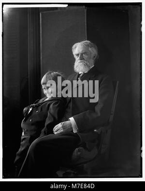 Une photographie du professeur Simon Newcomb, astronome américain influent, aux côtés d’un enfant, capturant un moment de vie personnelle ou professionnelle. Banque D'Images