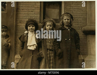 Newsgirls en attente de papiers. Plus grande fille, Alice Goldman a été vendu pour 4 ans. Newsdealer dit qu'elle utilise la langue que viler newsboys n. Besie Goldman et Bessie Brownstein sont LOC CLB.03238 Banque D'Images