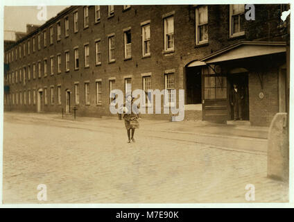 12 h, samedi 22 mai, 1909. L'une des nombreuses jeunes filles qui travaillent dans les usines de Amoskeag, Manchester, N.H. Je les ai vu (et beaucoup d'autres plus petits) travaillant à la rotation des cadres. LOC CPH.3b18631 Banque D'Images