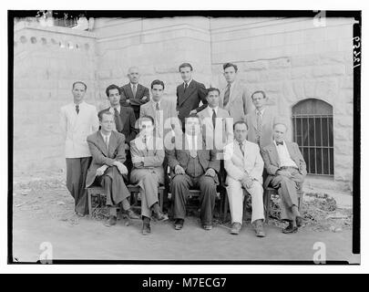 Photographie prise le 8 août 1942 montrant un groupe d'Arabes et de Juifs. L'image capture un moment d'une réunion ou d'un événement historique pendant une période de tensions sociales et politiques importantes dans la région. Banque D'Images