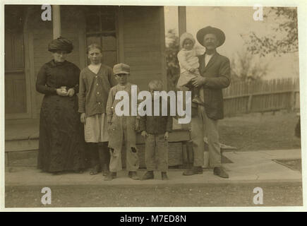 Une photo de Louis Benkendorfer, un fermier bohème aux États-Unis, avec sa famille sur une ferme de 80 acres près de West. La famille produit du coton et d'autres cultures, et un enfant de cinq ans aide à cueillir le coton. Banque D'Images
