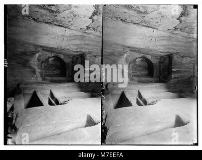 Le Siq inférieur à Petra, en Jordanie, présente un intérieur de tombeau avec des tombes de sol et des loculi (niches) où les morts ont été placés. Pétra est célèbre pour son architecture taillée dans la roche et son importance archéologique en tant que ville commerciale clé dans les temps anciens. Banque D'Images