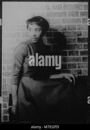 Portrait de Diahann Carroll, actrice et chanteuse américaine, connue pour son travail révolutionnaire dans le cinéma et la télévision. La photographie montre sa présence emblématique et son impact sur le divertissement. Banque D'Images