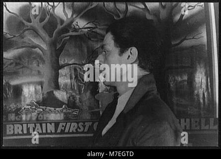 Il s'agit d'un portrait de E. McKnight Kauffer, un artiste américain influent, connu pour son travail dans l'art commercial et le design, capturé dans une photographie historique. Banque D'Images