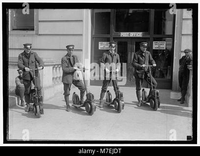 Bureau de poste. Facteurs SUR LES SCOOTERS LOC hec.06878 Banque D'Images