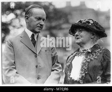 Le président Calvin Coolidge et 'Autres' Jones, demi-longueur, debout à l'extérieur. Rcac2002697224 Banque D'Images