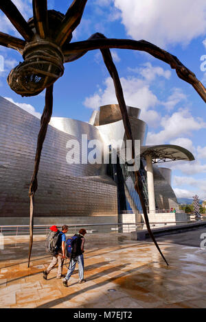 Camino pèlerins passant le Musée Guggenheim Bilbao et la Maman araignée, Bilbao, Pays Basque, Espagne Banque D'Images