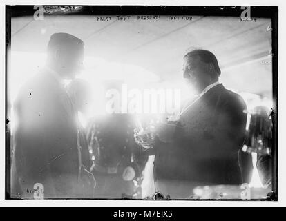 Sur cette image, le président William Howard Taft présente la Coupe Taft à bord de l’USS Mayflower, marquant un moment cérémoniel durant sa présidence. La photographie capture un événement important de la politique américaine et de l'histoire navale du début du XXe siècle. Banque D'Images